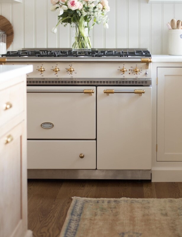 土耳其地毯在象牙范围前,上面有花朵