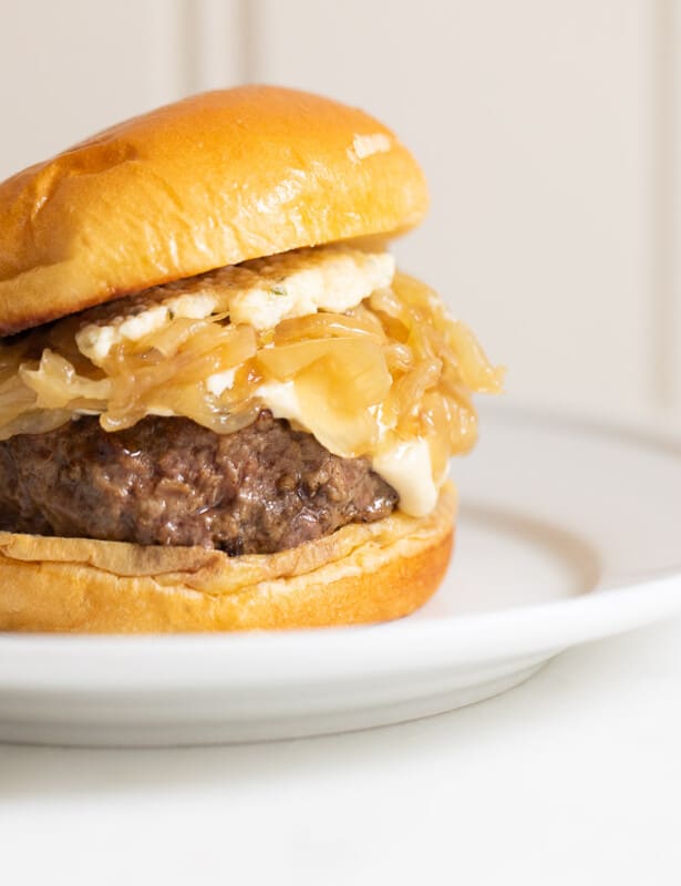 白色表面,白色的地方,在面包上有美食汉堡。