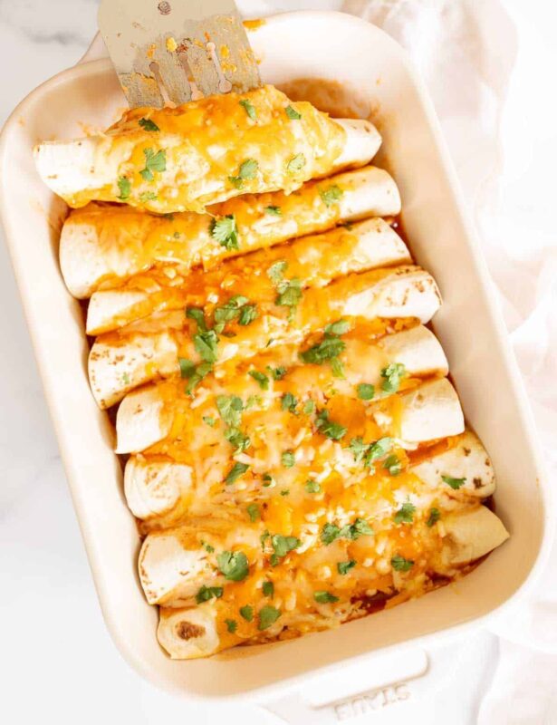 一个装有鸡肉辣酱玉米饼馅食谱的白色砂锅菜。