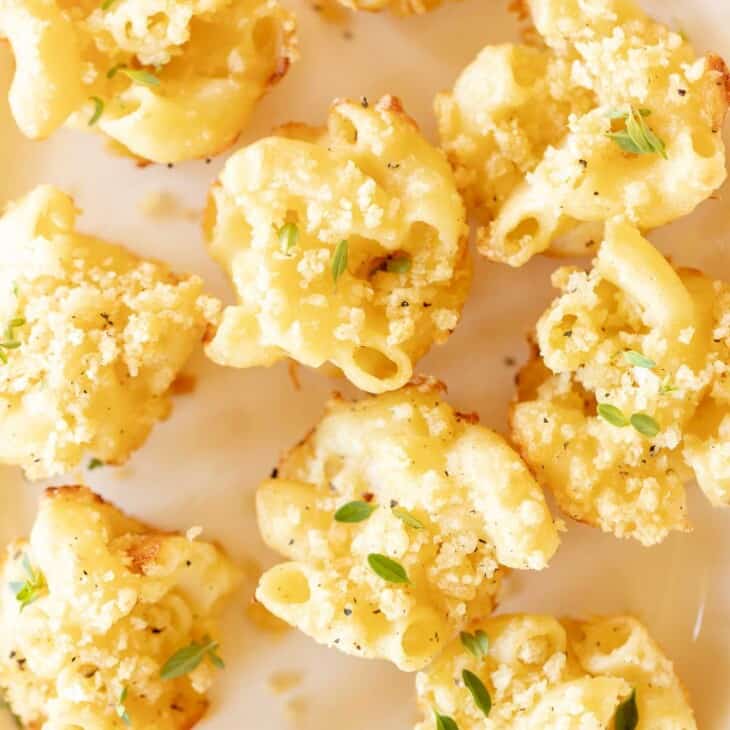 Mac和奶酪杯在白色盘子上。