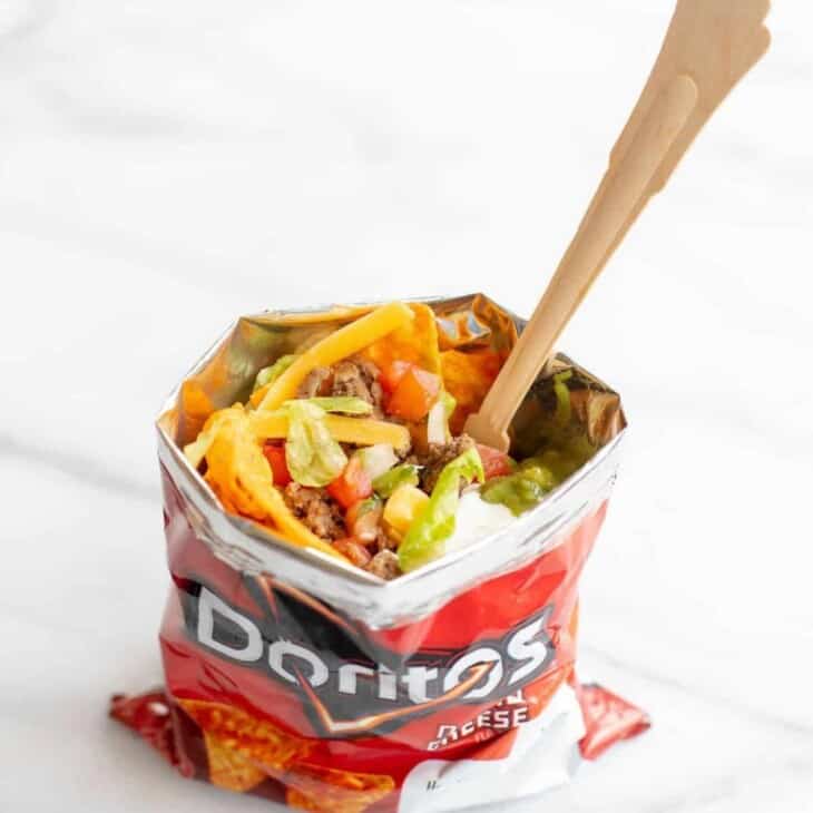 在Dorito Bag中带叉子的炸玉米饼