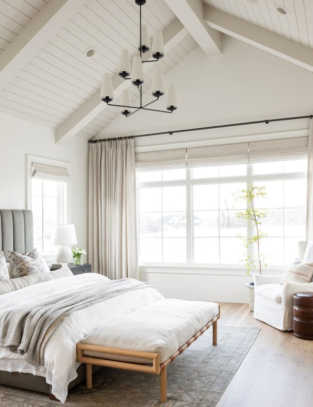 带有拱形天花板的卧室在本杰明·摩尔瑞士咖啡