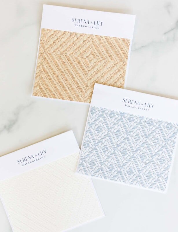 来自Serena和Lily的壁纸样品在大理石表面放置。