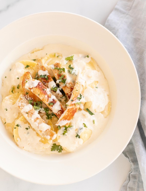 Tortelloni Alfredo在白板上烤鸡肉。