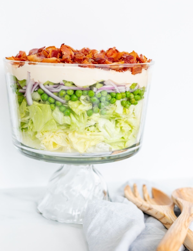 七层沙拉在大理石台面上上面放培根