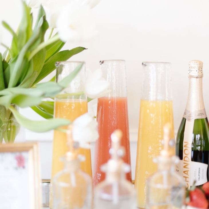 含羞草的想法与白色郁金香和玻璃瓶中的新鲜果汁